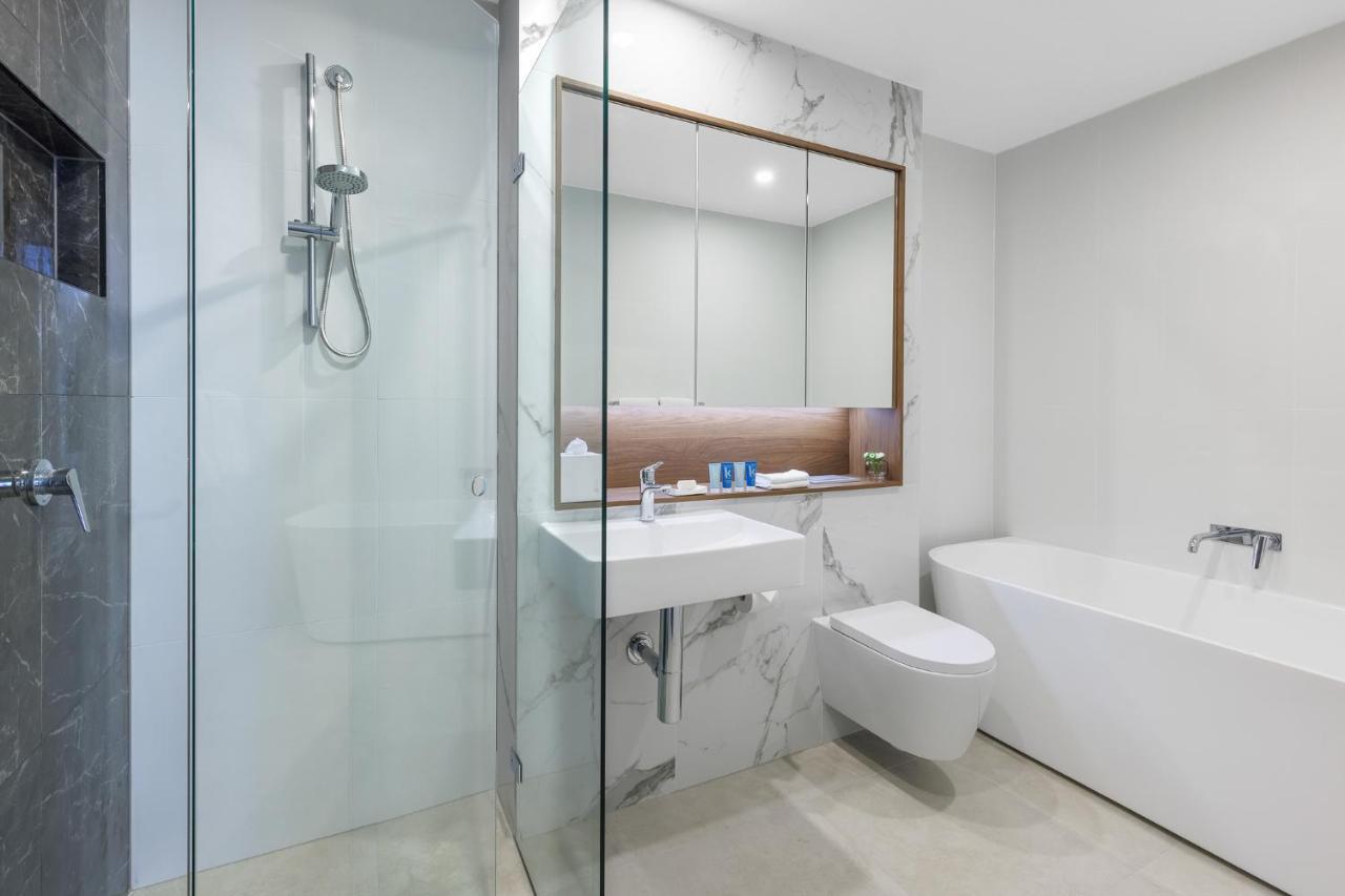 Meriton Suites Ливърпул Екстериор снимка A bathroom in a hotel