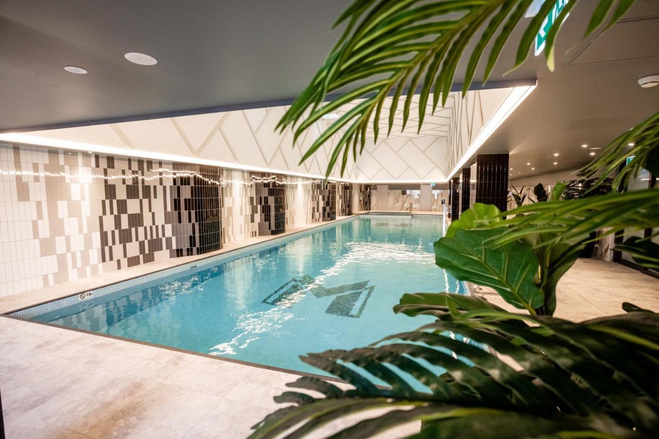 Meriton Suites Ливърпул Екстериор снимка The swimming pool at the hotel