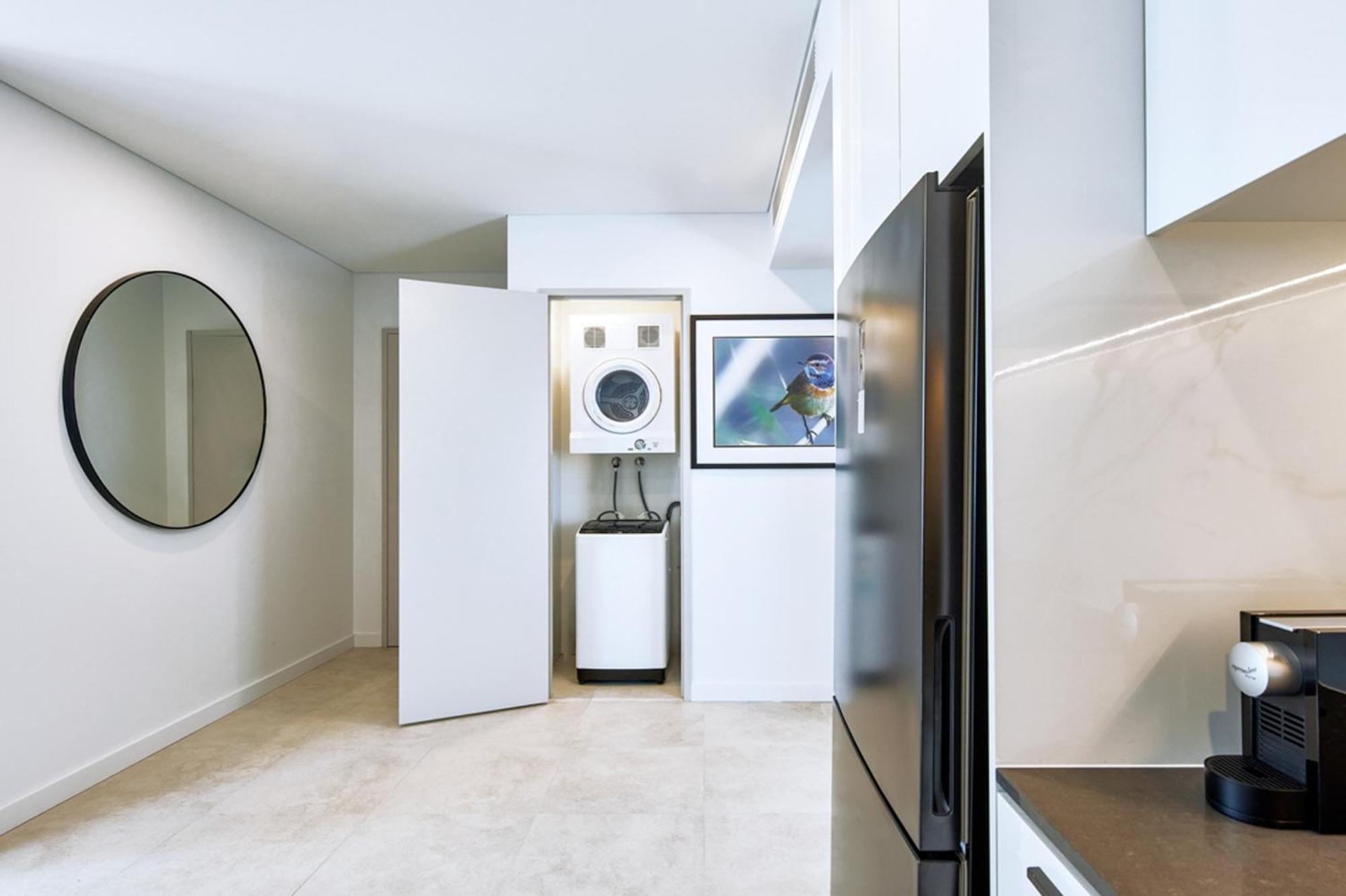 Meriton Suites Ливърпул Екстериор снимка A laundry room in a residential apartment