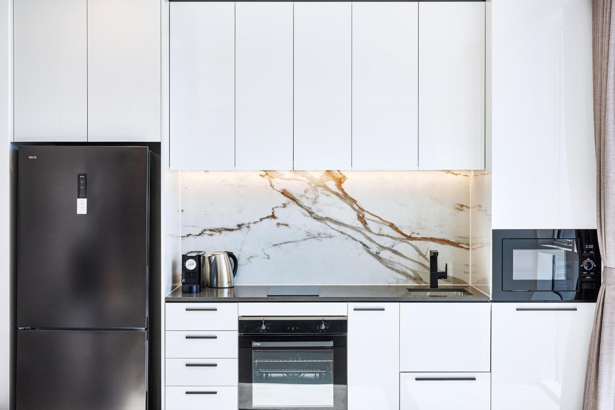 Meriton Suites Ливърпул Екстериор снимка A modern kitchen