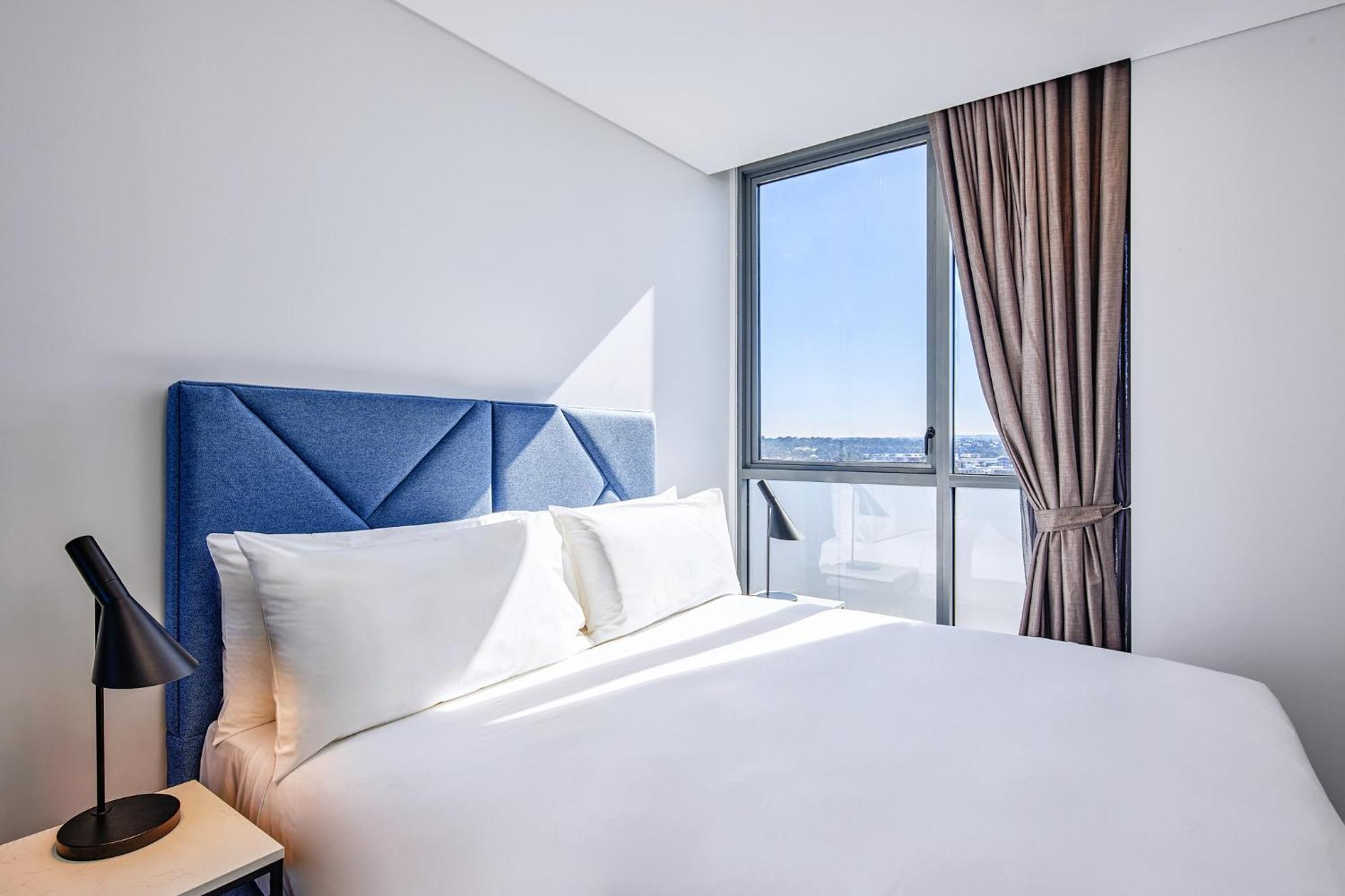 Meriton Suites Ливърпул Екстериор снимка A bedroom at the hotel
