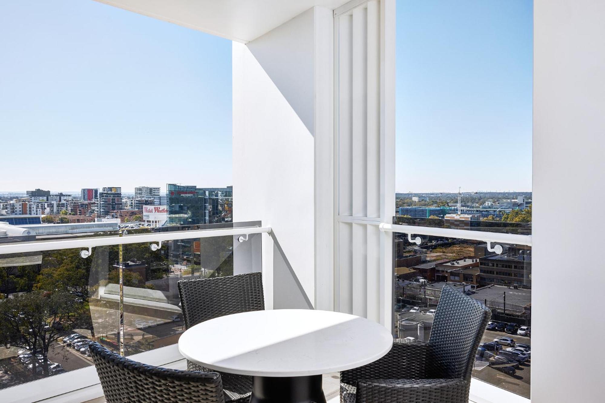 Meriton Suites Ливърпул Екстериор снимка A balcony at the apartment