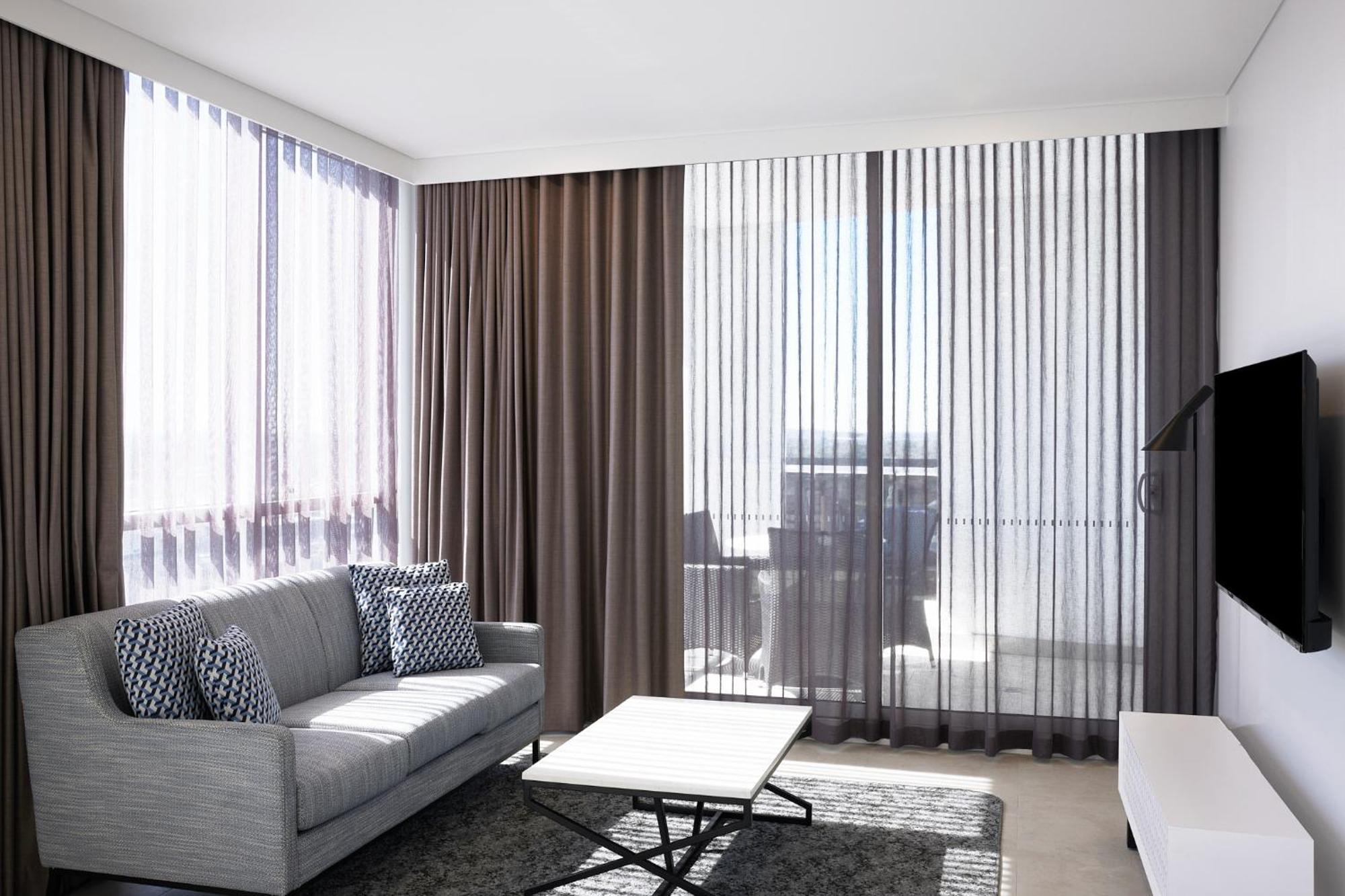 Meriton Suites Ливърпул Екстериор снимка Curtains