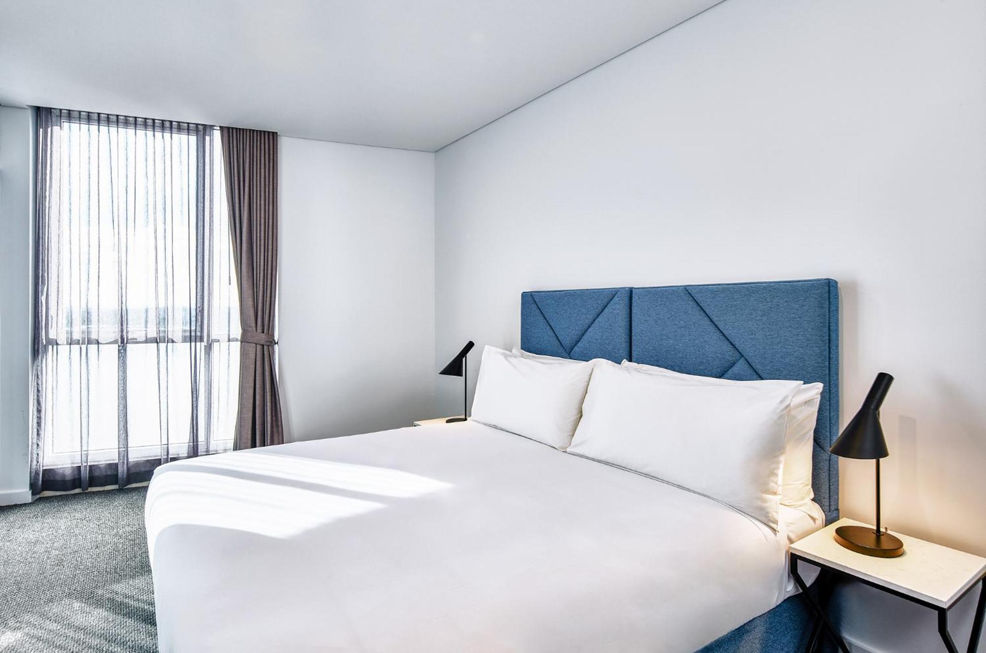 Meriton Suites Ливърпул Екстериор снимка A bedroom at the hotel
