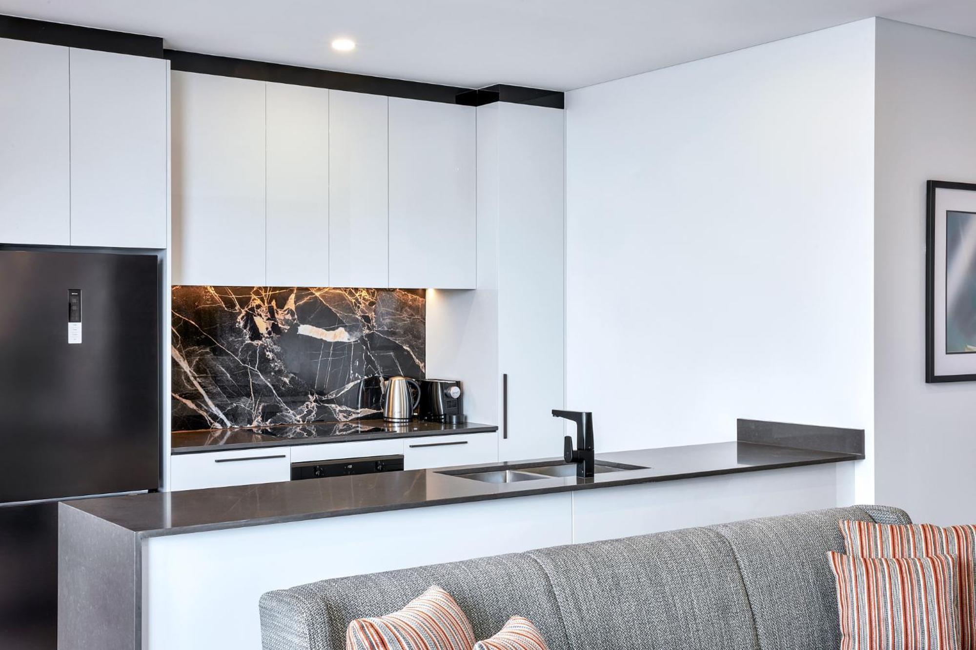 Meriton Suites Ливърпул Екстериор снимка A modern kitchen