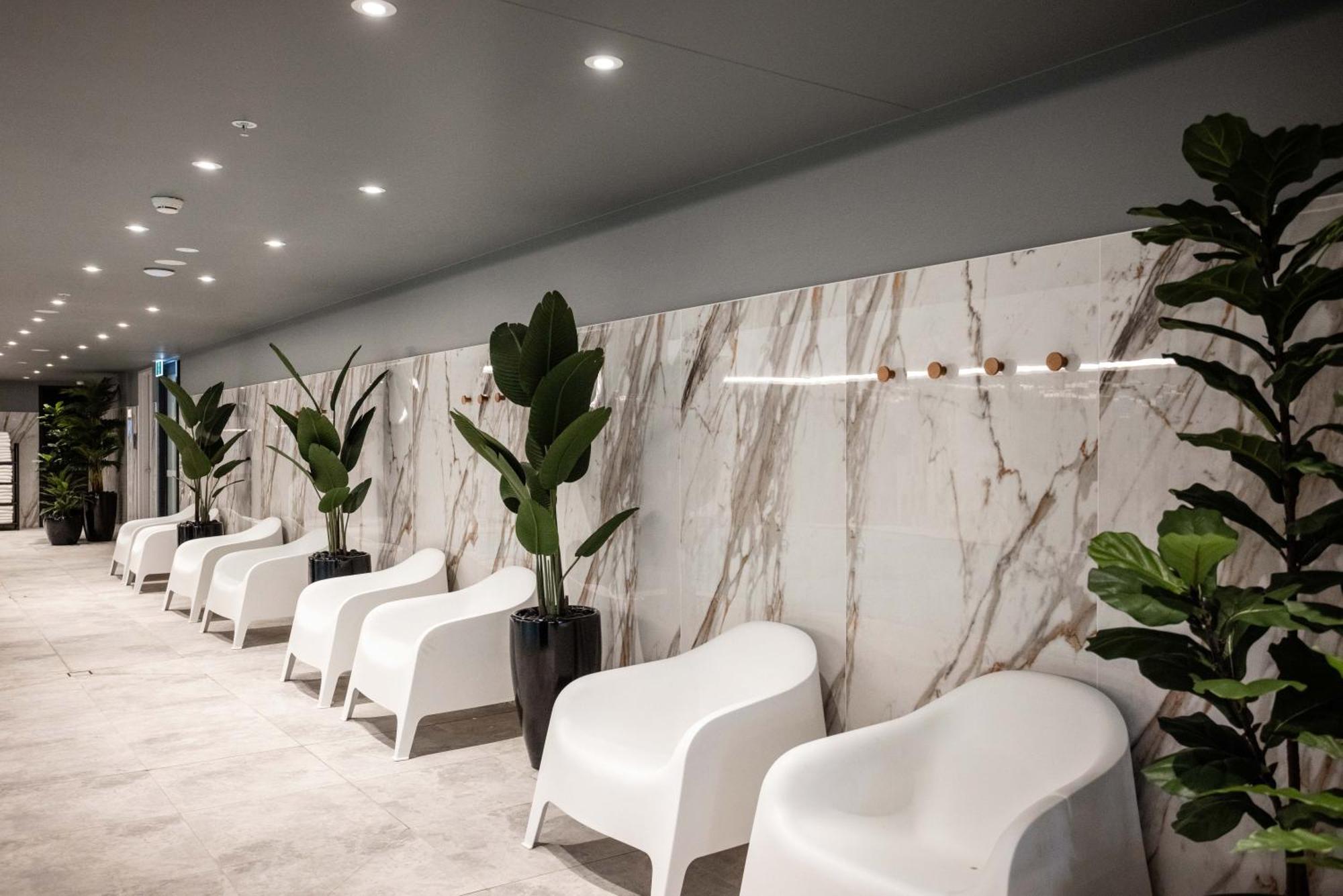 Meriton Suites Ливърпул Екстериор снимка The interior of the lounge