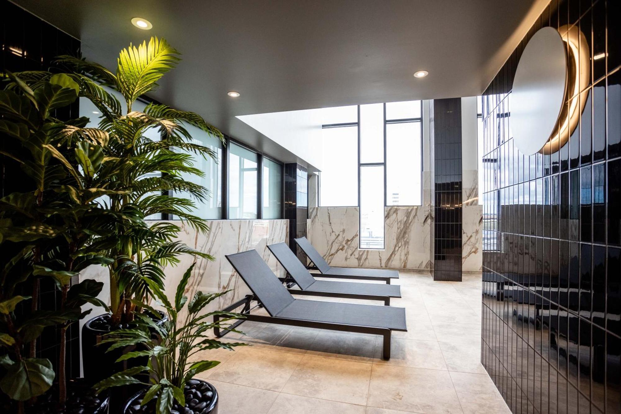 Meriton Suites Ливърпул Екстериор снимка The spa at The Standard London
