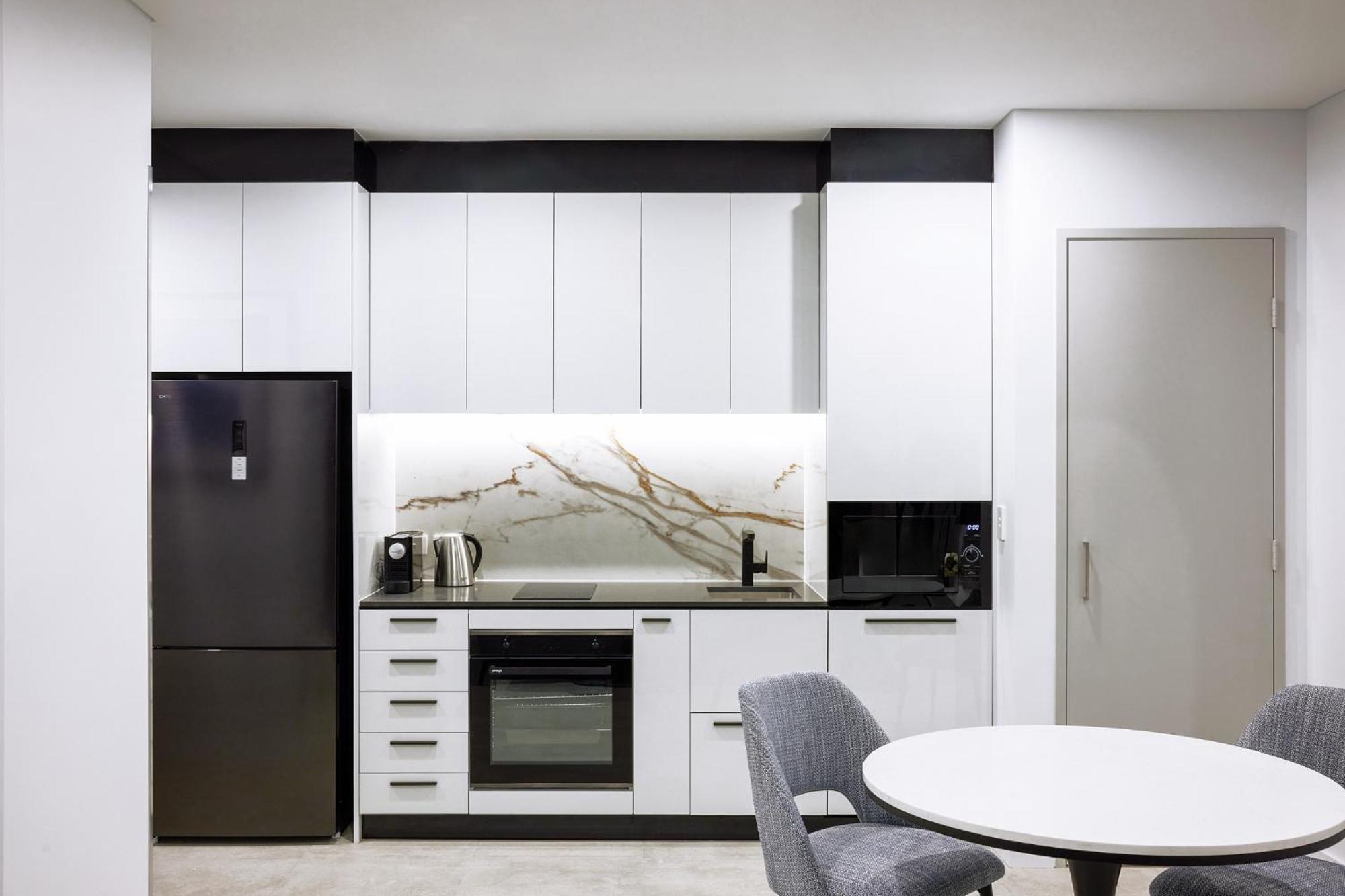 Meriton Suites Ливърпул Екстериор снимка A modern kitchen